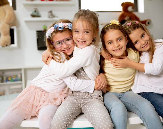 Skupinka kamarátok zo škôlky sedia a zabávajú sa počas Montessori programu v súkromne materskej škole Heuréka Zvolen