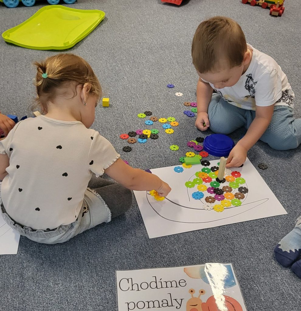 Deti ktoré sa hravým spôsobom vzdelávajú a spoznávajú svet v súkromnej materskej škole Heuréka vo Zvolene na Sekieri - časť Lipovec