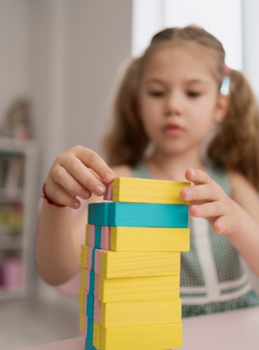 Dievčatko vo veku 3 rokov sa hrá v rodinnom centre Heuréka vo zvolene.